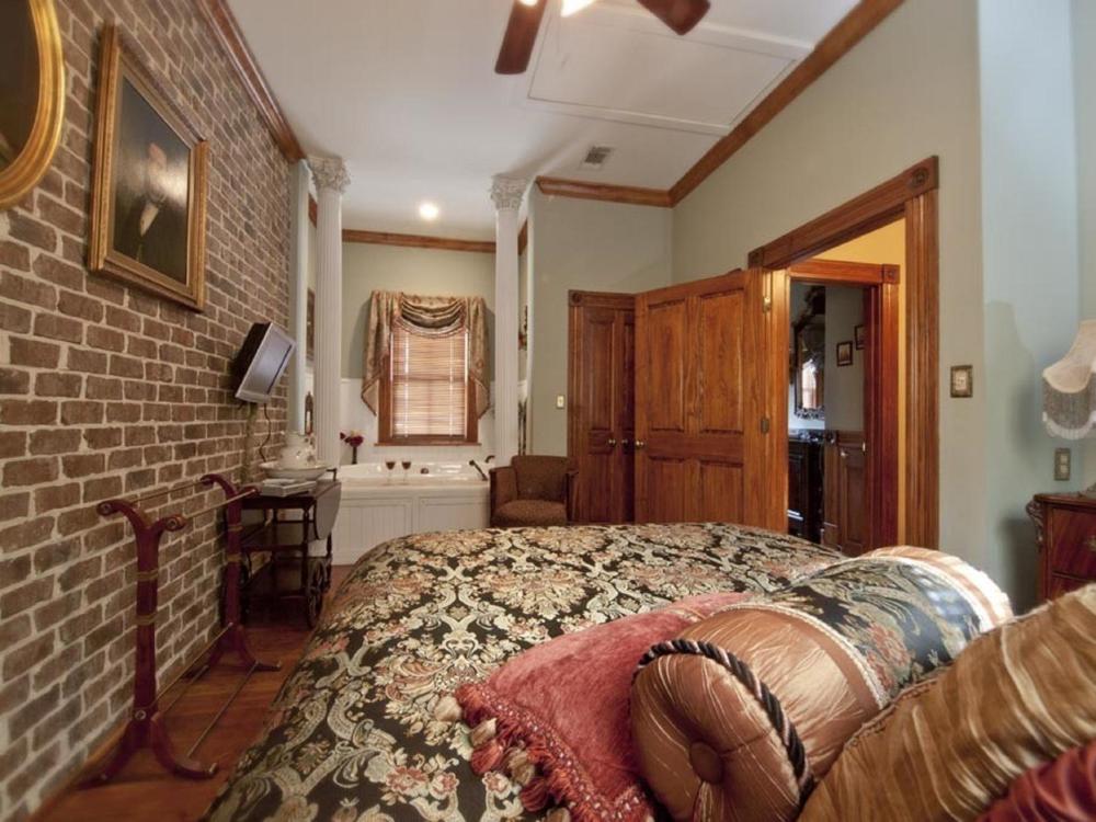 Carriage House Queen Room 6 interior