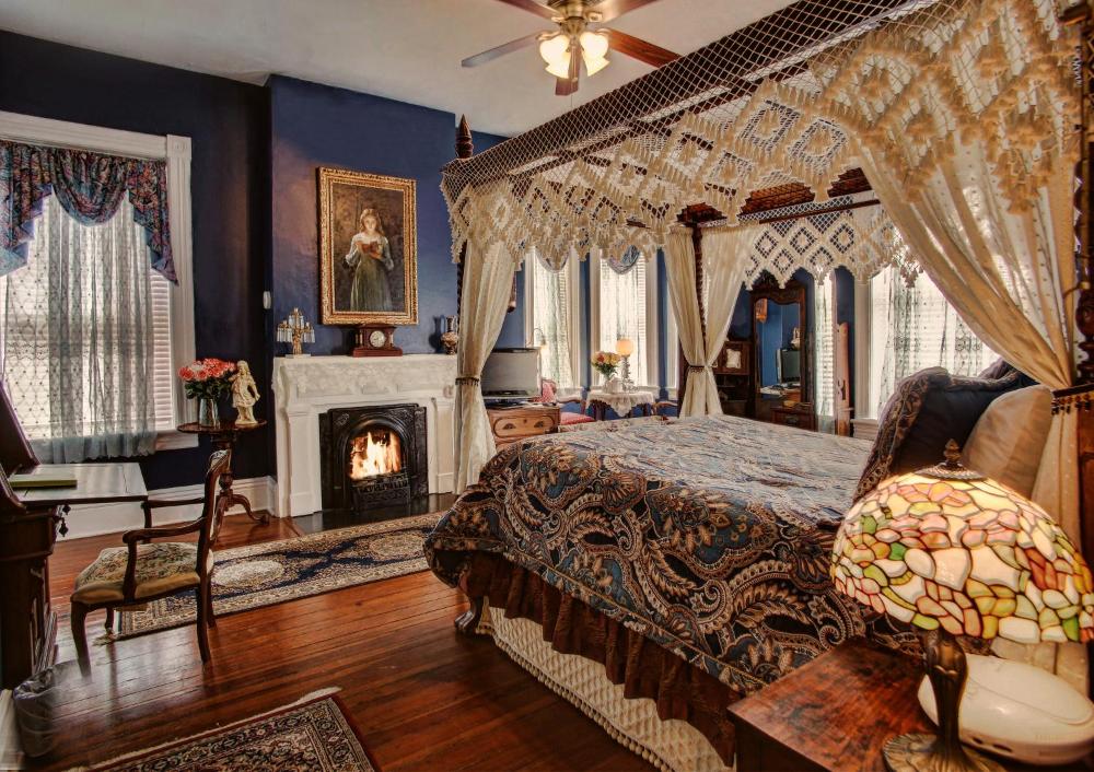 Huntingdon Queen Room 3 interior